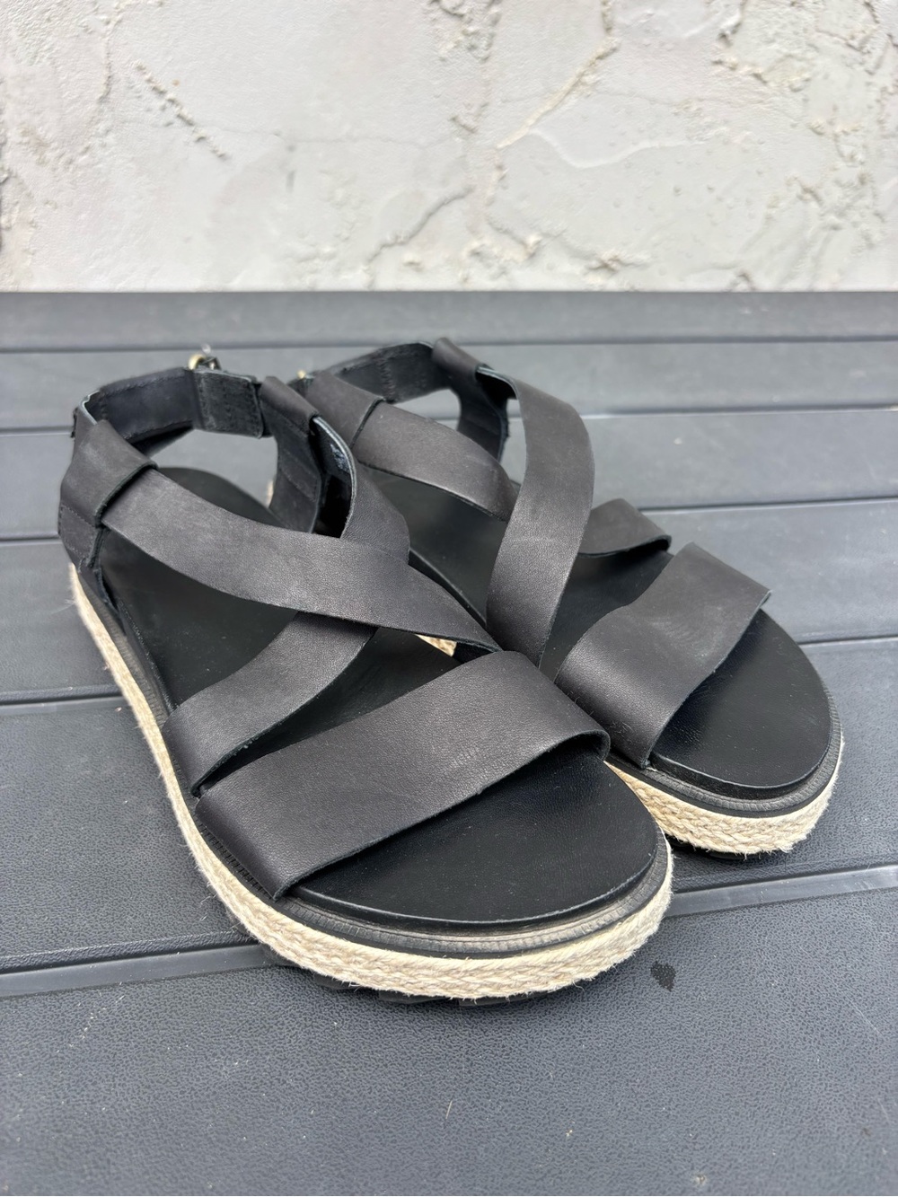 Sorel Roaming Criss Cross Leather Sandal- size 6